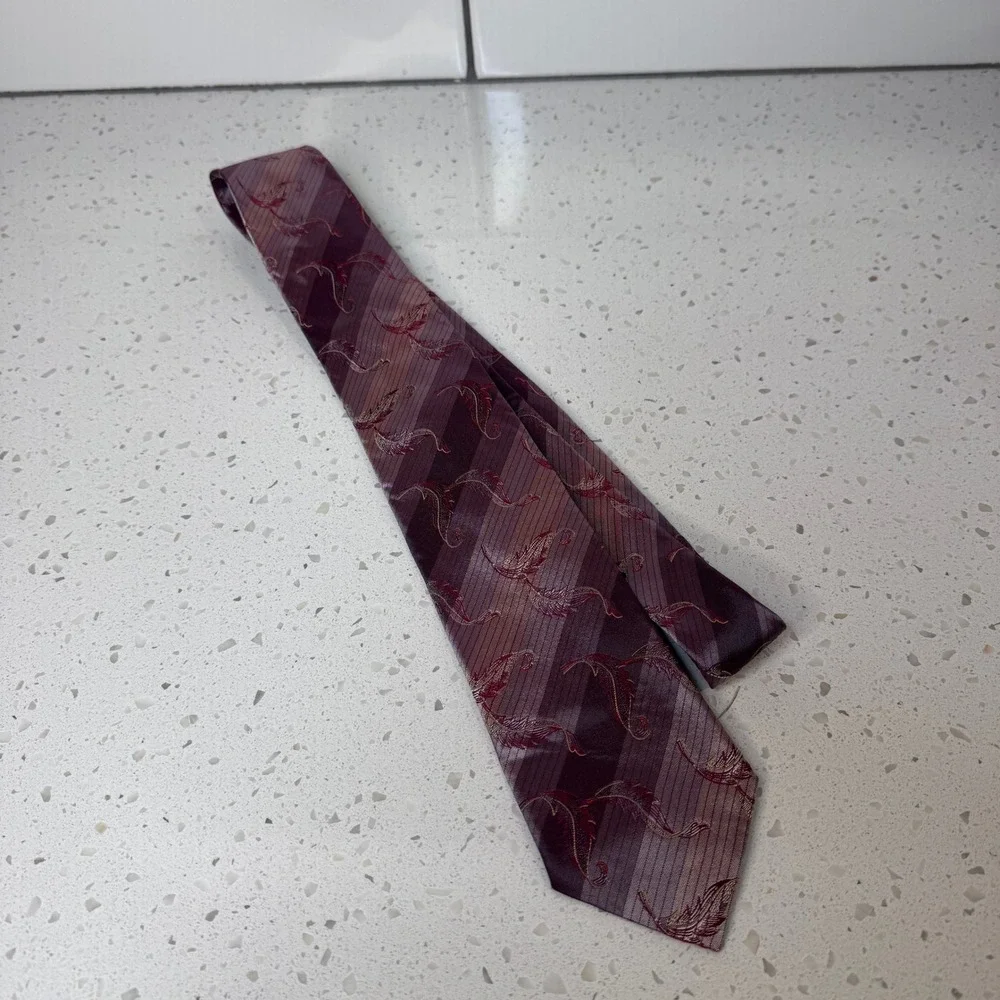 Hugo Boss Mens Silk Tie Burgundy Plum Striped Feather Jacquard Made in Italy